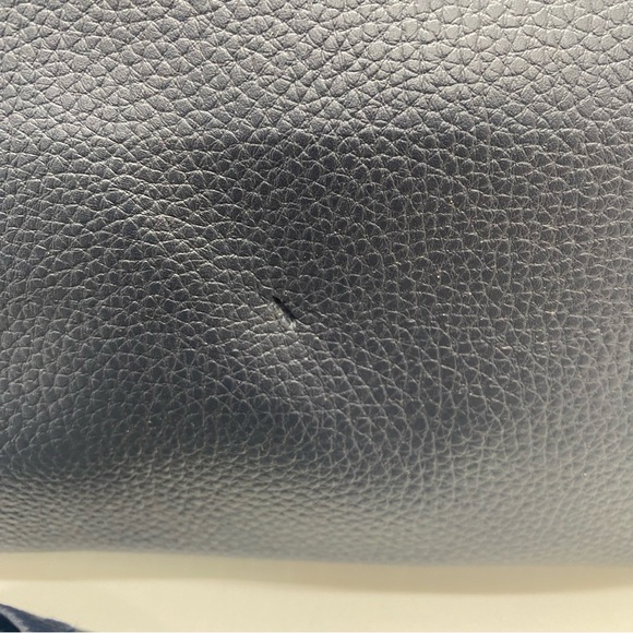 New York Yankees purse from New York Yankee franchise with detachable strap. - Picture 2 of 10